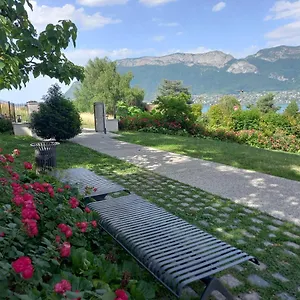 https://100m-lac-et-piste-cyclable-avec-parking-gratuit.hotels-rhonealpes.com
